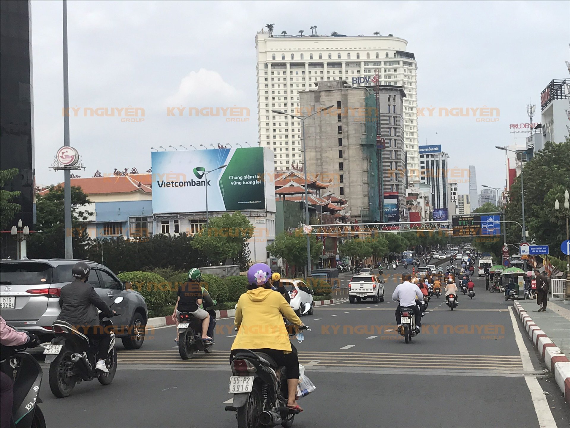 Biển quảng cáo ngoài trời tấm lớn tại 384, Nam Kỳ Khởi Nghĩa, Quận 3, TP HCM