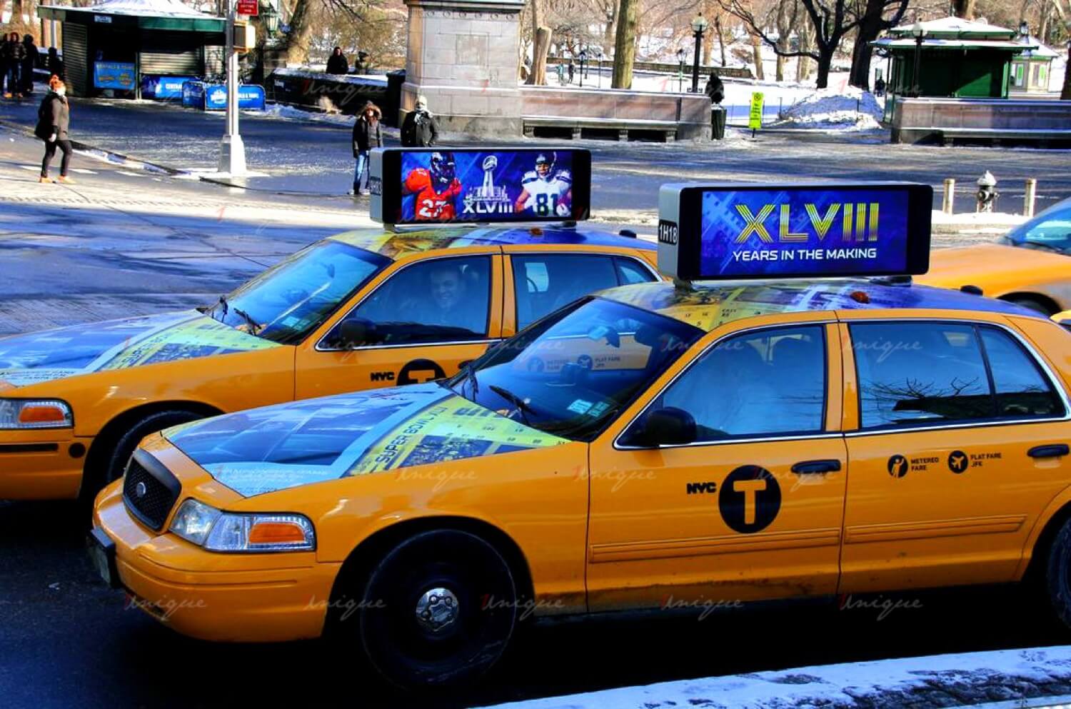 экран на такси. такси 2022. такси в аэропорт шереметьево. машина "такси". машина "такси".