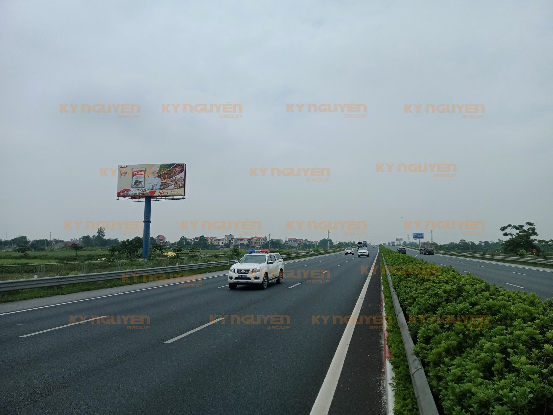 Biển quảng cáo tại tuyến đường cao tốc đến Ninh Bình