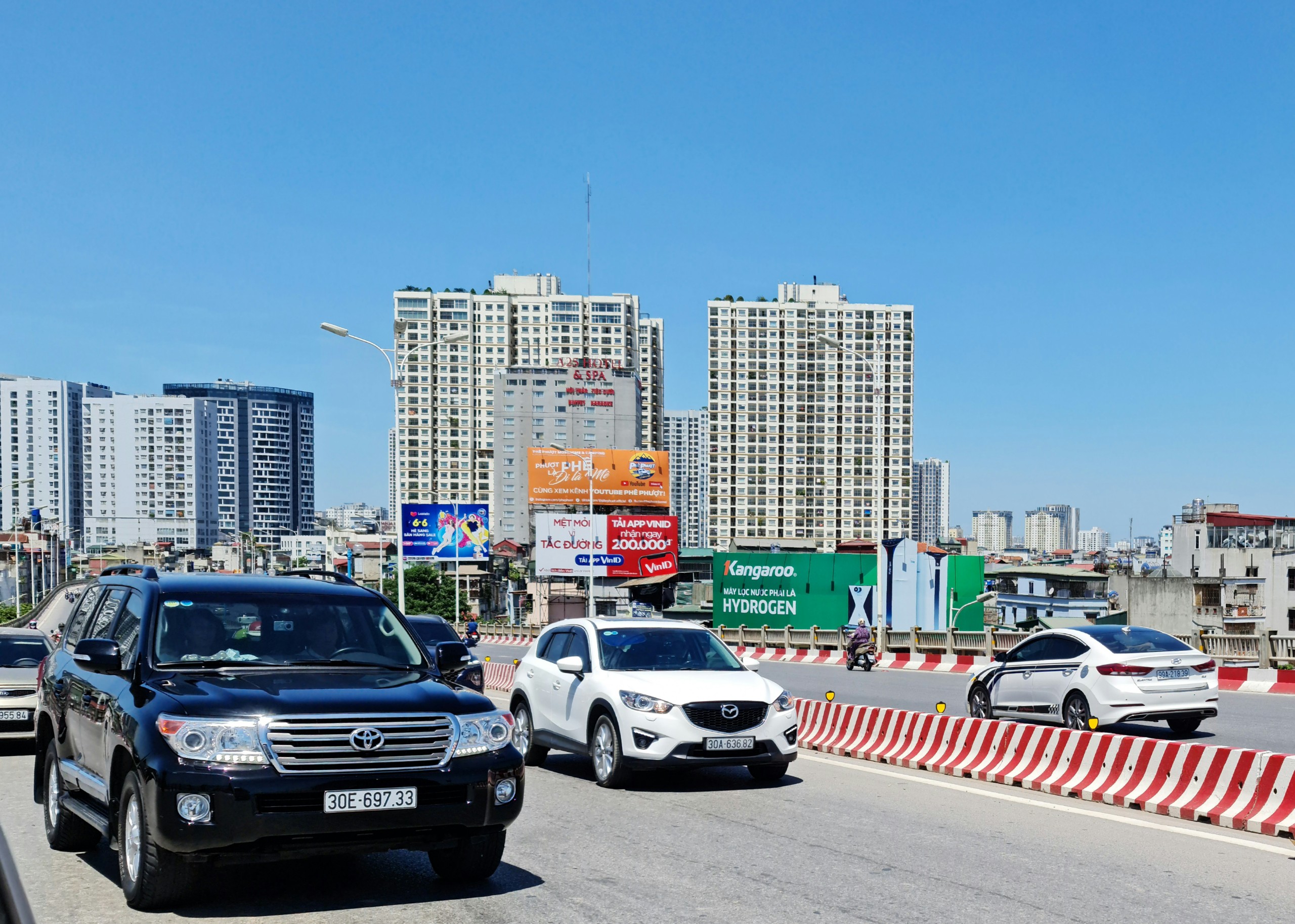 Billboard/ Pano quảng cáo ngoài trời của kênh Youtube Phê Phượt  tại cầu Vĩnh Tuy, Hà Nội