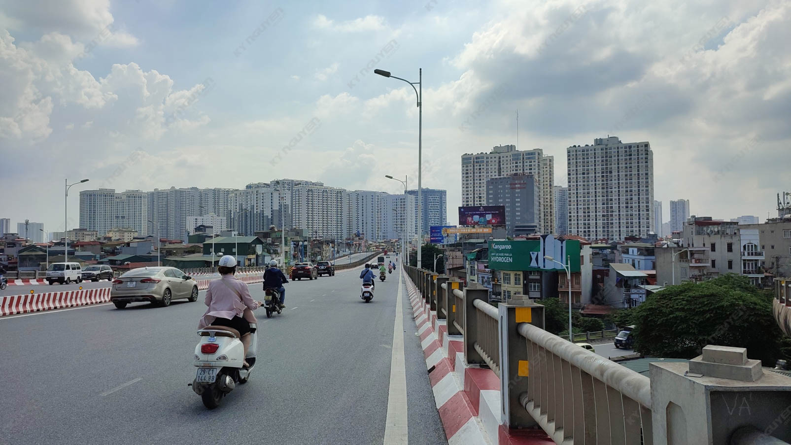 Biển quảng cáo Billboard cầu Vĩnh Tuy - Hà Nội ban ngày 