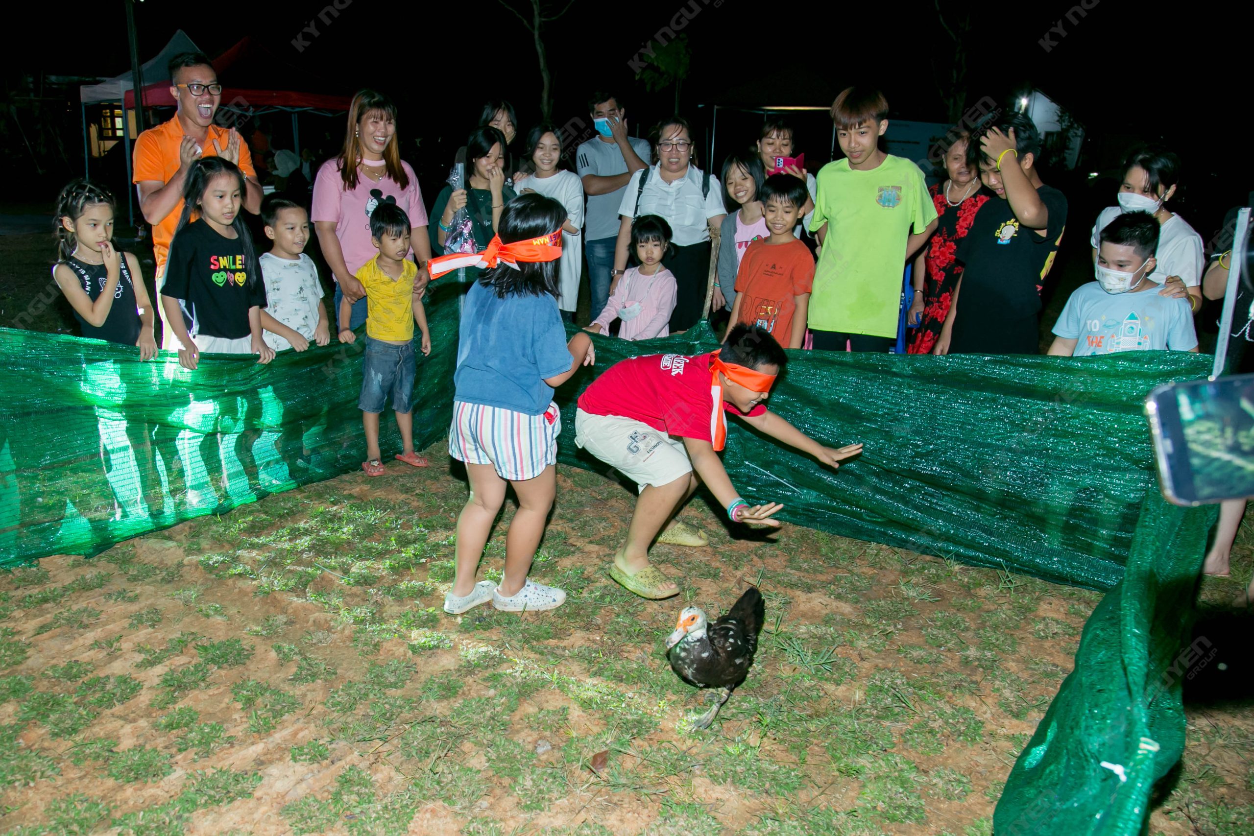 Các bạn nhỏ vô cùng thích thú với trò chơi bắt vịt