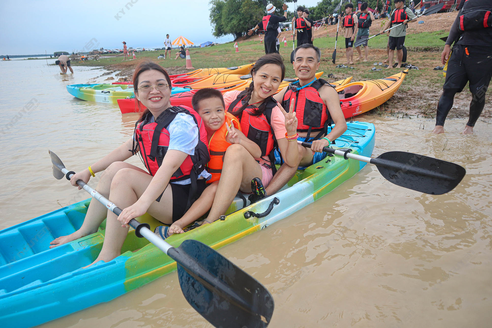 Hoạt động chèo thuyền cho gia đình trong Lễ hội cắm trại Việt Nam CampFest