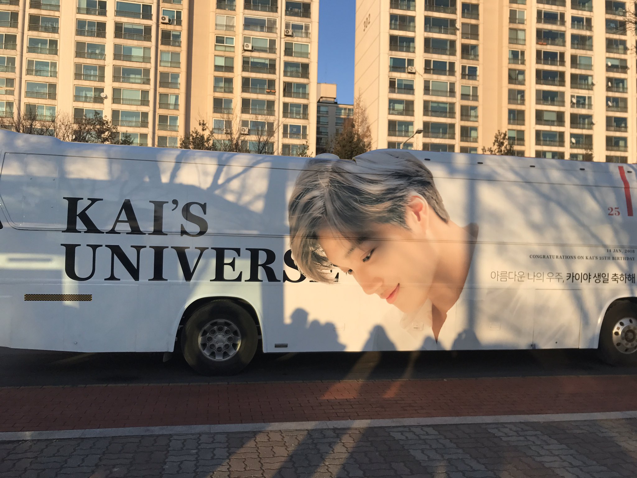 Quảng cáo cho idol của fandom Kai (EXO) phủ kín toàn thân xe bus