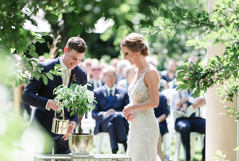 Cô dâu cùng chú rể trồng cây trong đám cưới