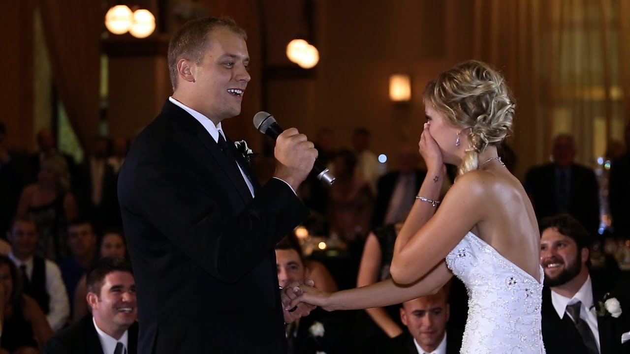 Chú rể hát tặng cô dâu trong đám cưới