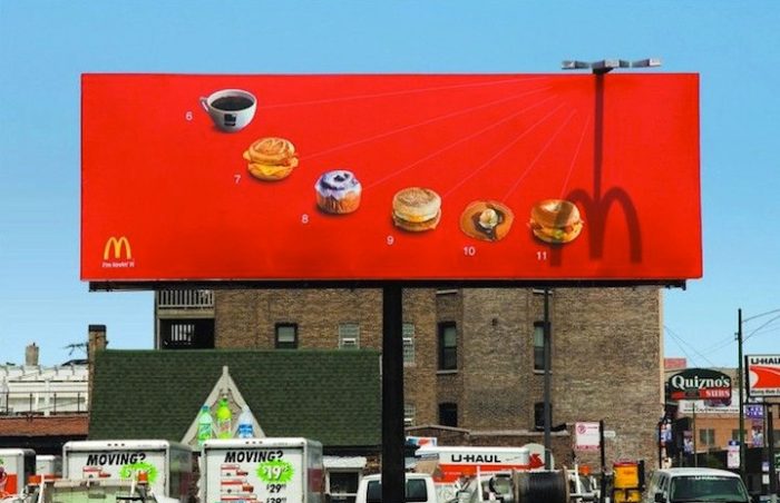 Chuỗi cửa hàng thức ăn nhanh McDonald's lựa chọn màu sắc biển quảng cáo ngoài trời là màu đỏ và vàng