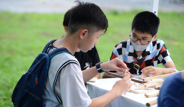 Các em trải nghiệm hoạt động STEM Sáng tạo đèn lồng 4.0 tại Happy Meet-Autumn