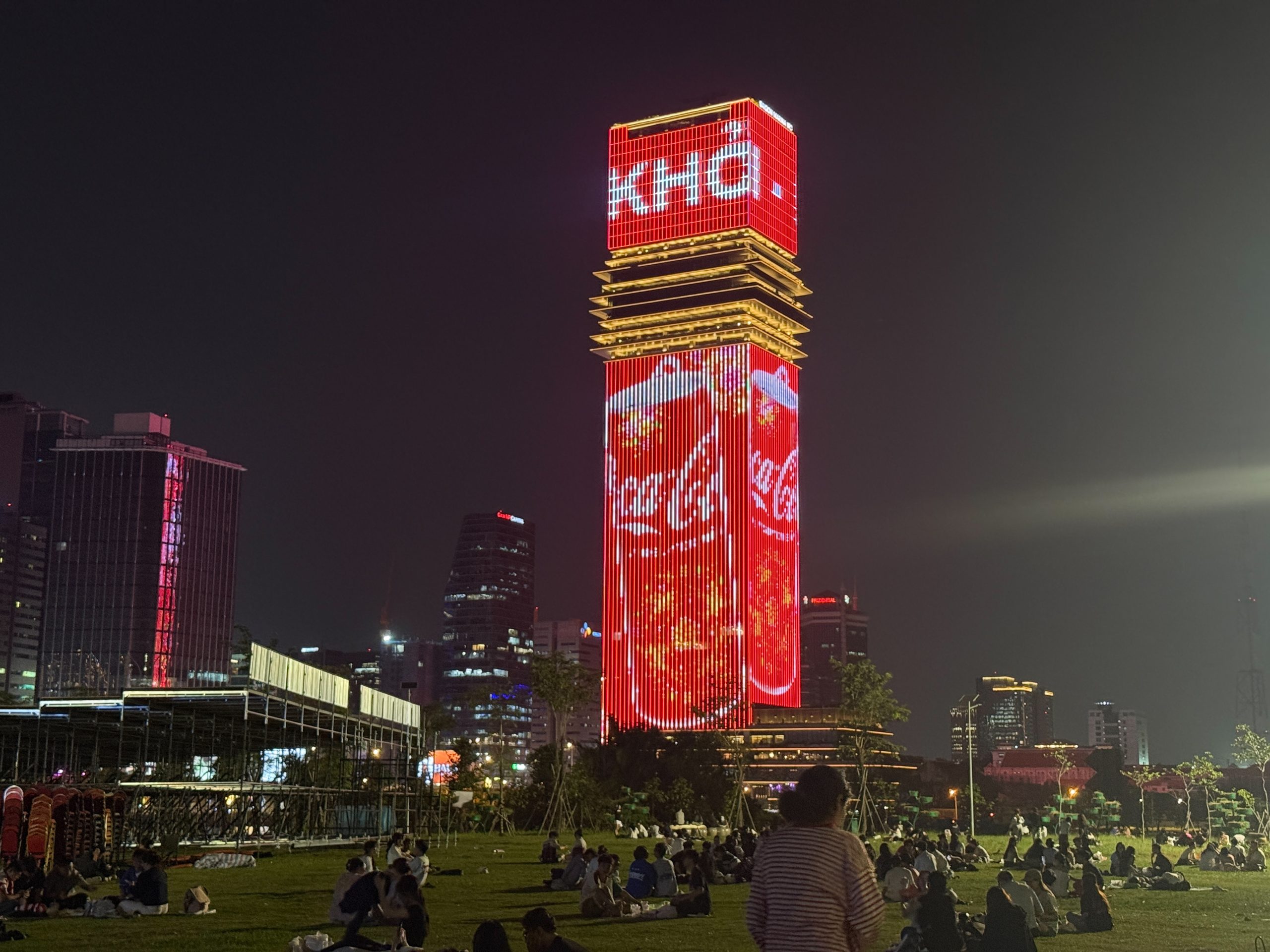 LED tòa tháp Marina – 02 Tôn Đức Thắng được nhìn thấy từ nhiều hướng