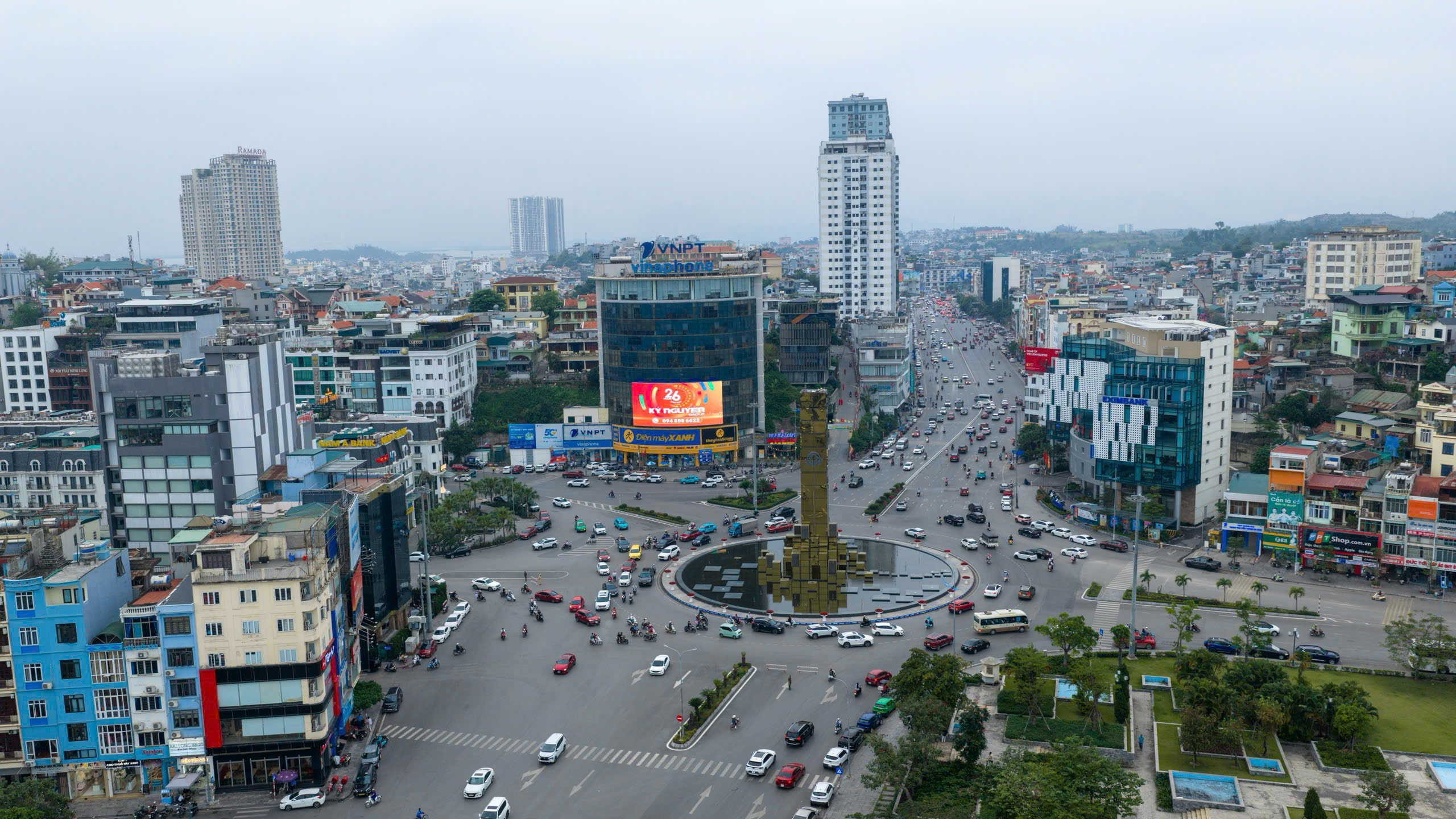 Màn hình LED ngã 6 Cột Đồng Hồ Hạ Long – điểm quảng cáo trung tâm, độ phủ cao