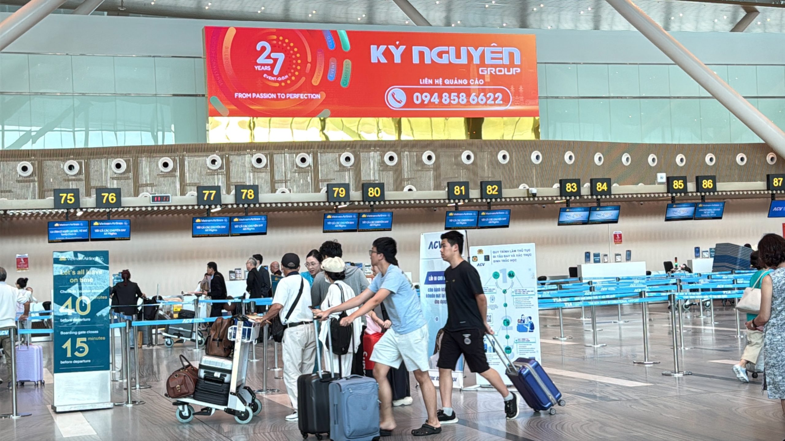 Vị trí màn hình LED nổi bật giữa khu vực làm thủ tục tại Nhà ga T3