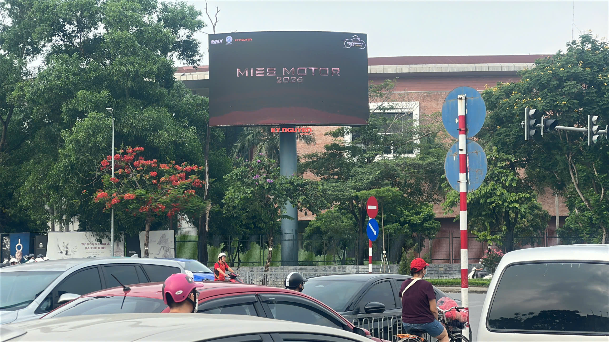 Màn hình LED Ngã 6 Nguyễn Khánh Toàn – Nguyễn Văn Huyên với góc nhìn thông thoáng, dễ dàng thu hút người tham gia giao thông.