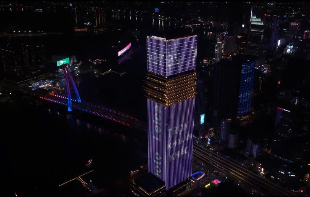 Hệ thống LED Matrix SAIGON MARINA IFC nổi bật trên đường chân trời TP.HCM.