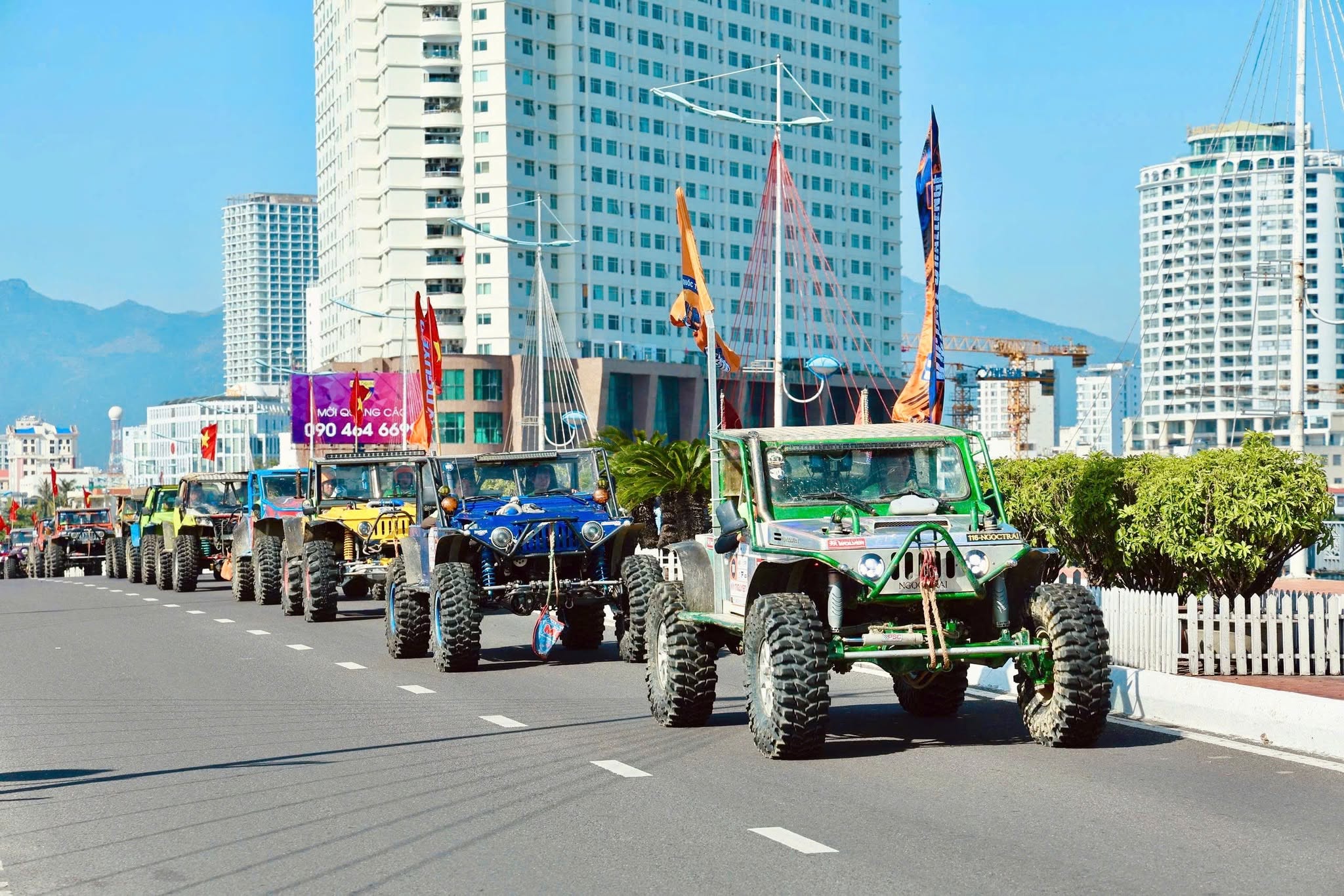 Cầu Trần Phú rực sắc màu với đoàn xe đua diễu hành sáng ngày đua thứ 4
