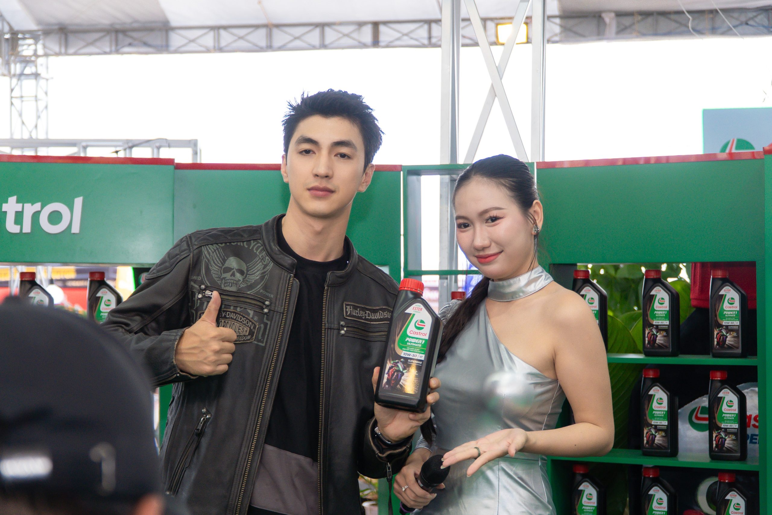 Diễn viên Bình An ghé thăm, check-in tại không gian trải nghiệm của CASTROL.