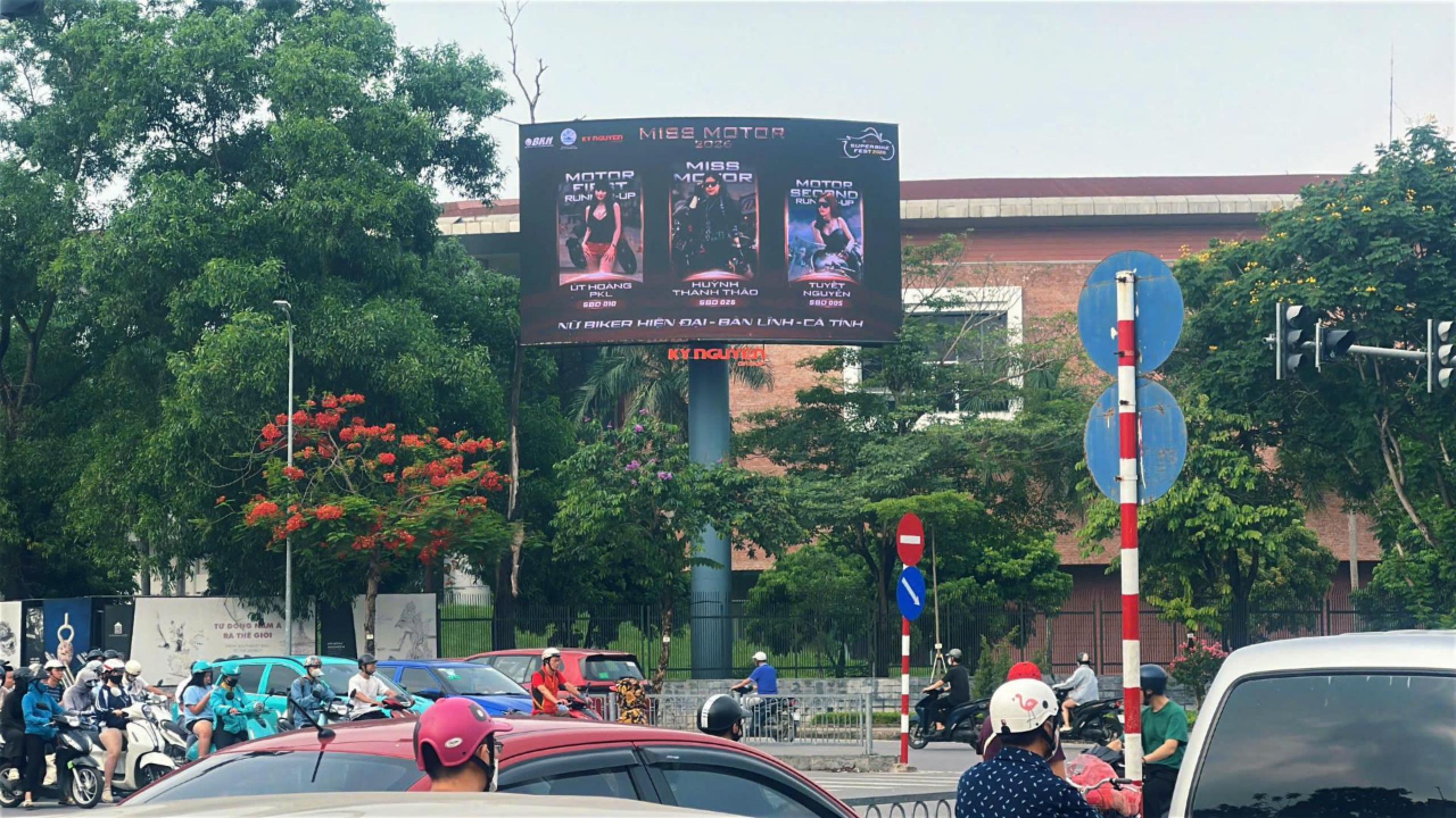 Hình ảnh Top 3 Miss Motor 2026 trên màn hình LED Ngã 6 Nguyễn Khánh Toàn – Nguyễn Văn Huyên