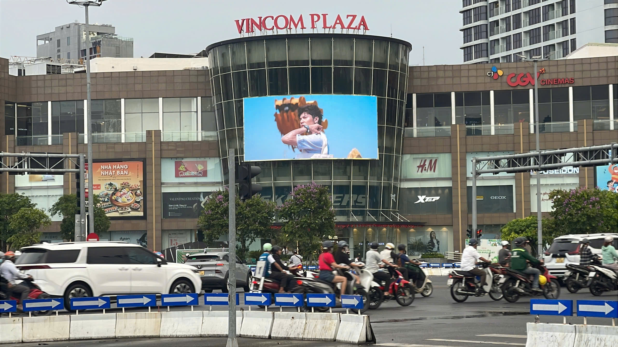 Màn hình LED 103m² giúp hình ảnh thương hiệu hiển thị nổi bật tại khu vực trung tâm Đà Nẵng.