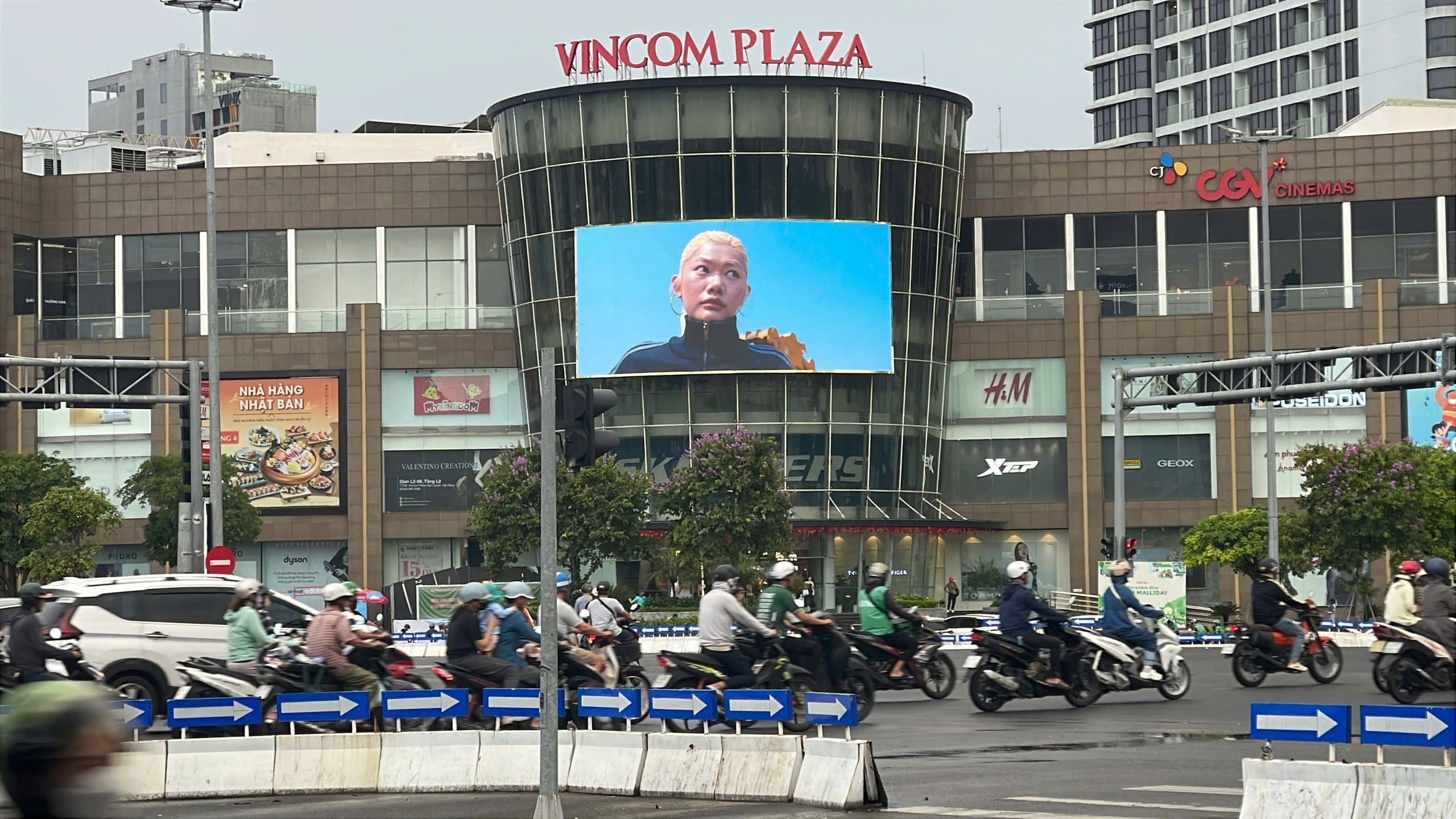 ADIDAS xuất hiện tại mặt tiền Vincom Plaza Ngô Quyền, tiếp cận dòng phương tiện sầm uất mỗi ngày.