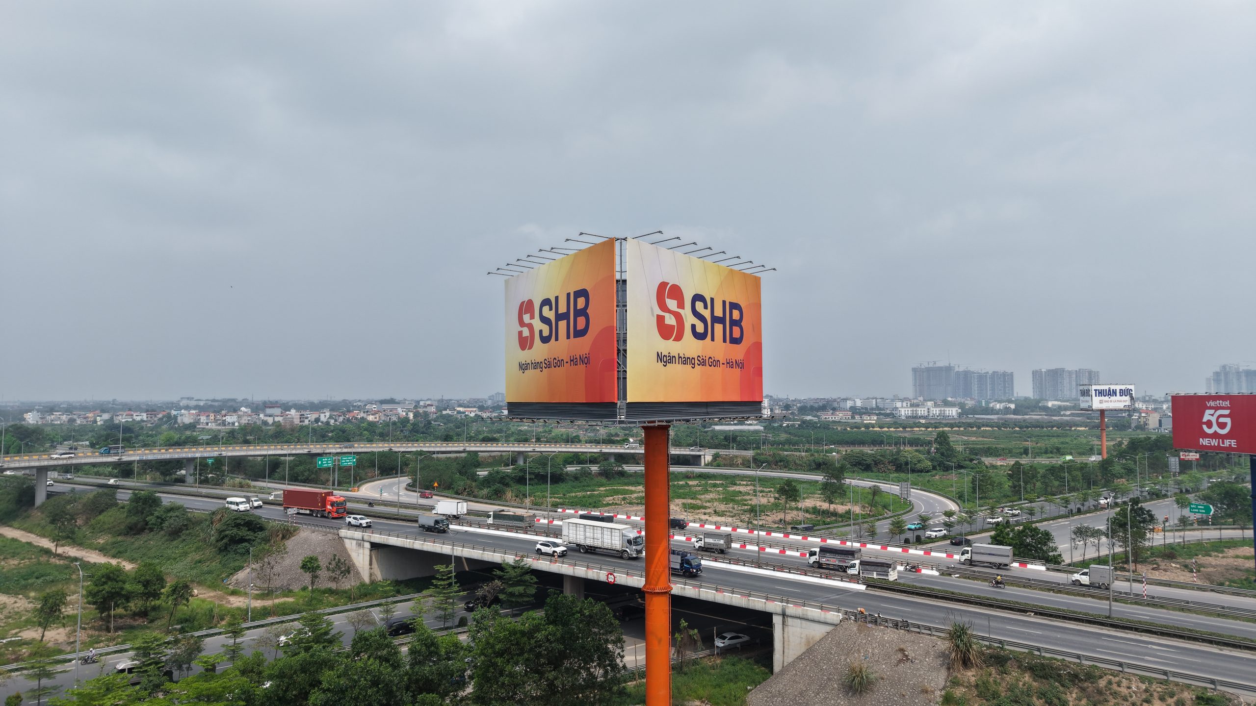 Hệ thống 05 billboard 3 mặt trên Quốc lộ 5 gia tăng độ phủ thương hiệu.