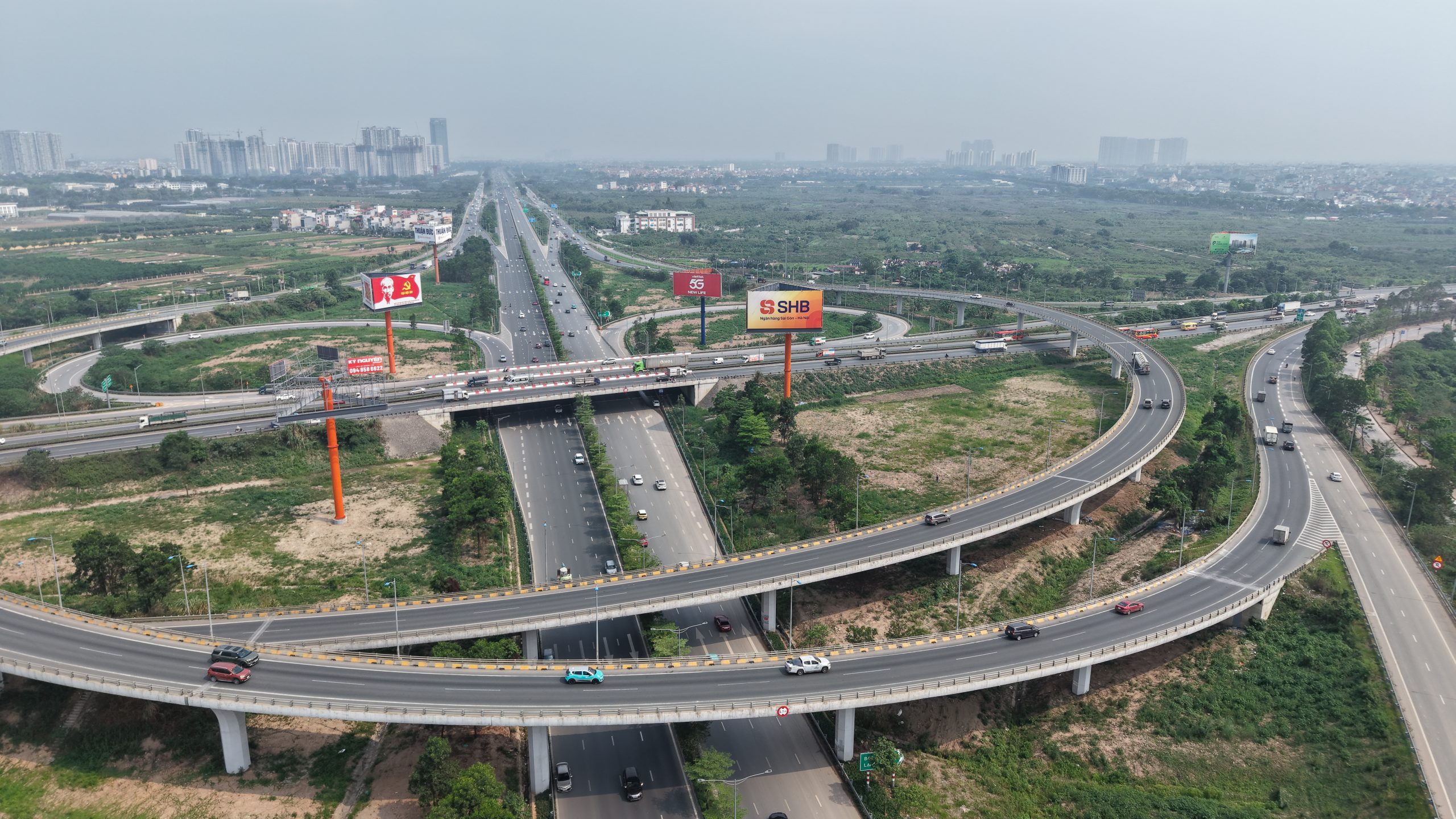 Billboard 486 m² hiển thị nổi bật trên trục giao thông Hà Nội – Hải Phòng.