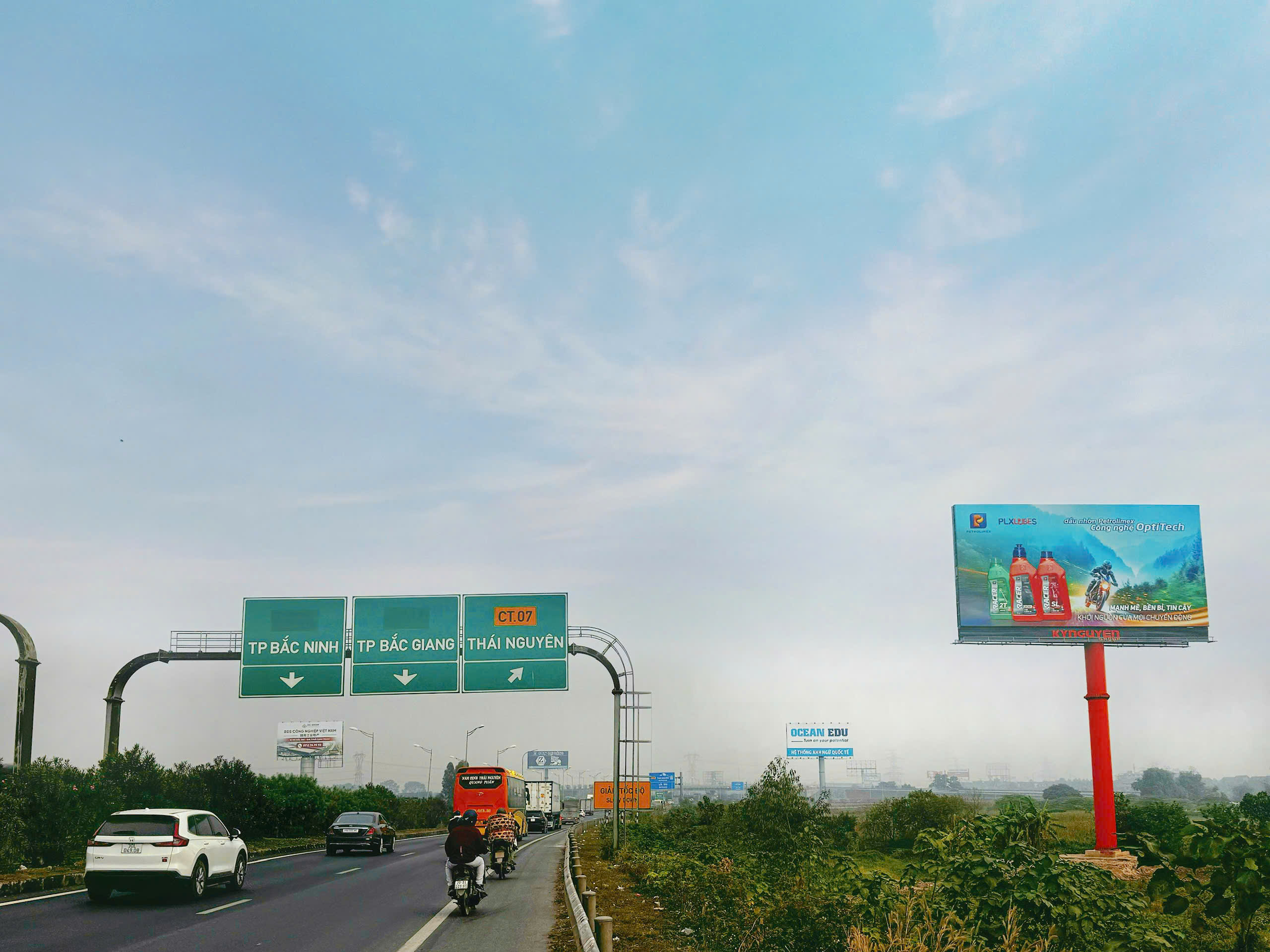 Pano tấm lớn Quốc lộ 1A Bắc Ninh gần lối vào cao tốc Hà Nội – Thái Nguyên