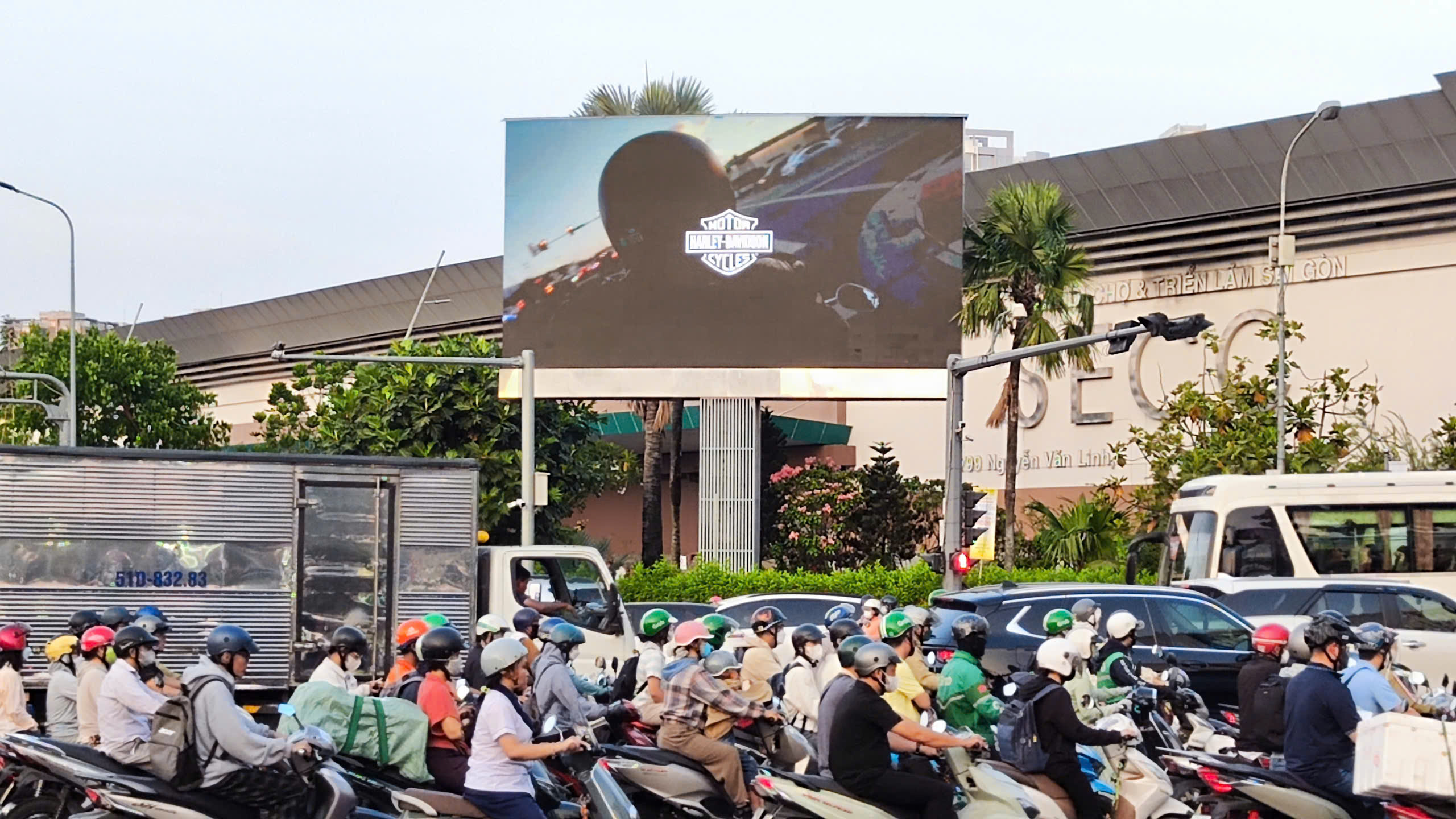 Harley-Davidson tại màn hình LED SECC – Dấu ấn thương hiệu giữa trung tâm khu Nam TP.HCM