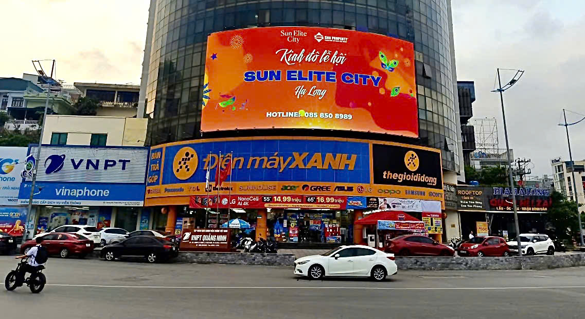 Hệ thống màn hình LED Kỷ Nguyên Group tại Ngã 6 Cột Đồng Hồ, Quảng Ninh.