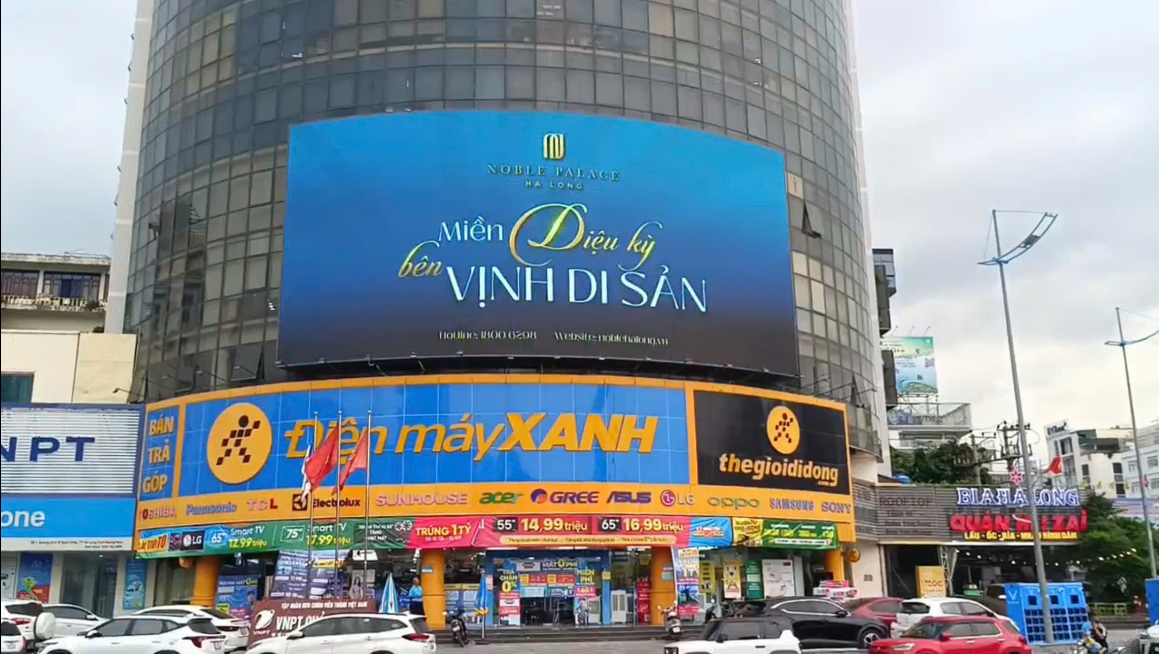 Màn hình LED hơn 200 m² nổi bật tại nút giao trung tâm TP. Hạ Long.