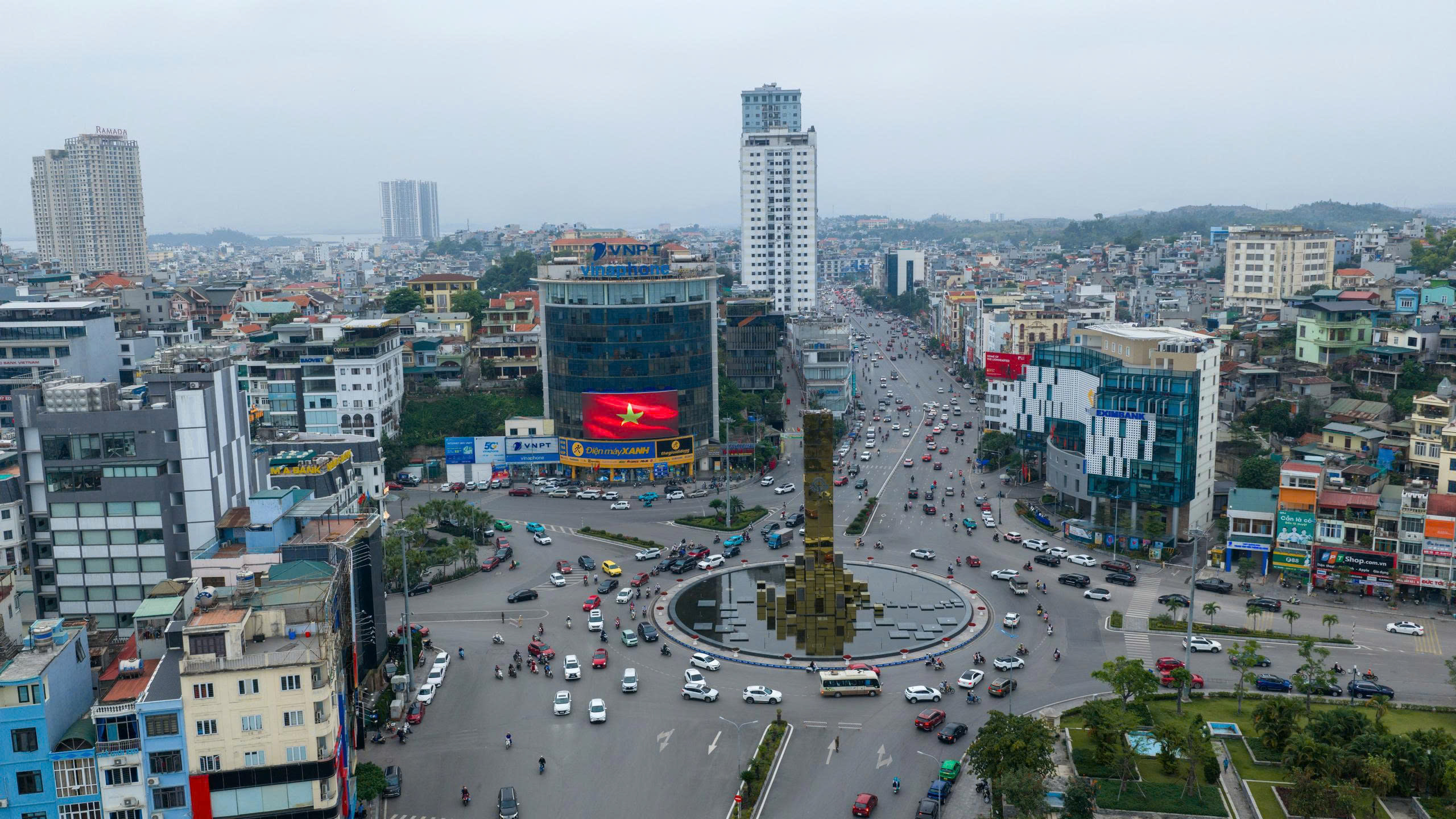 Màn hình LED thu hút phương tiện lưu thông tại trung tâm Hạ Long.