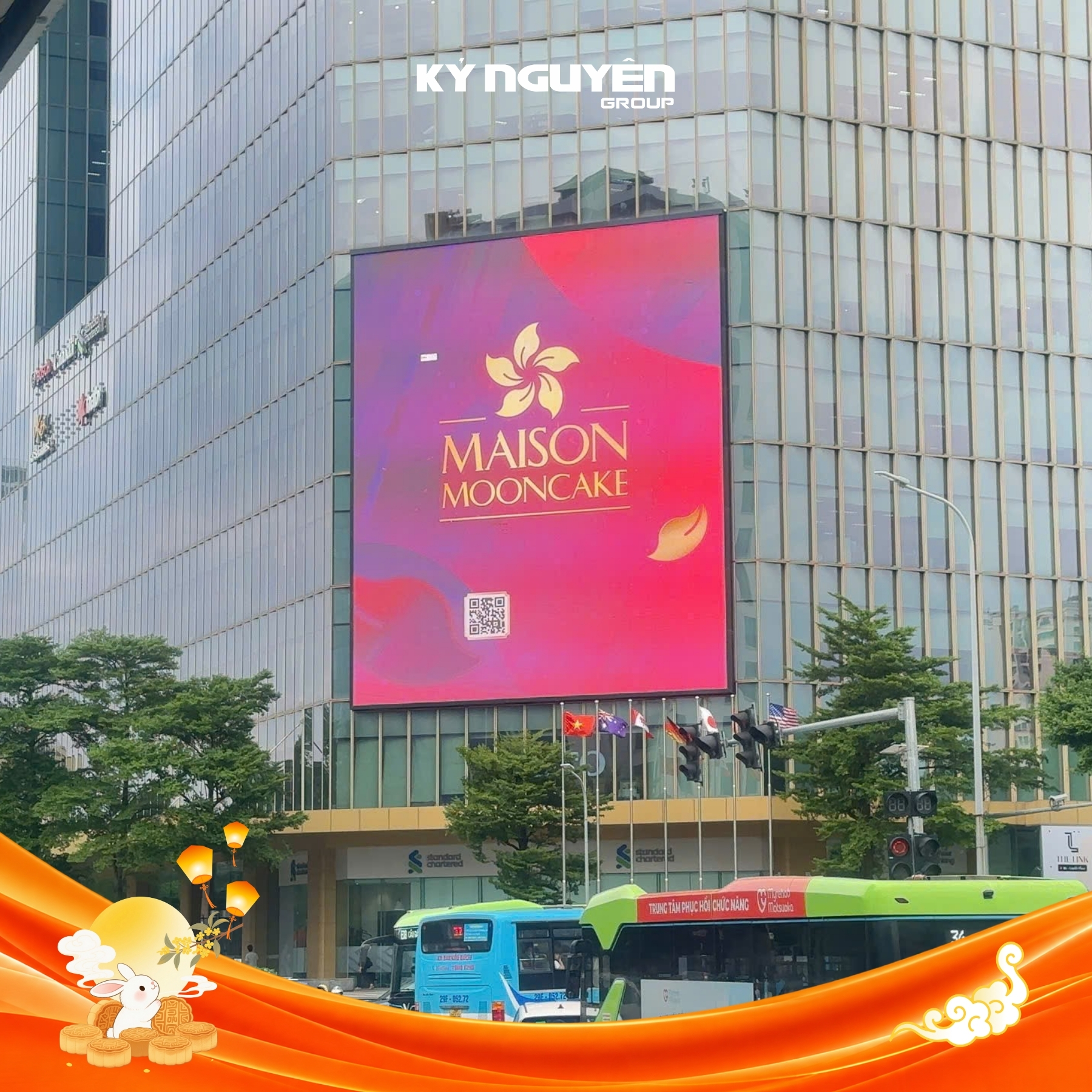 Sắc đỏ Maison Mooncake nổi bật trên màn hình LED hơn 270m²
