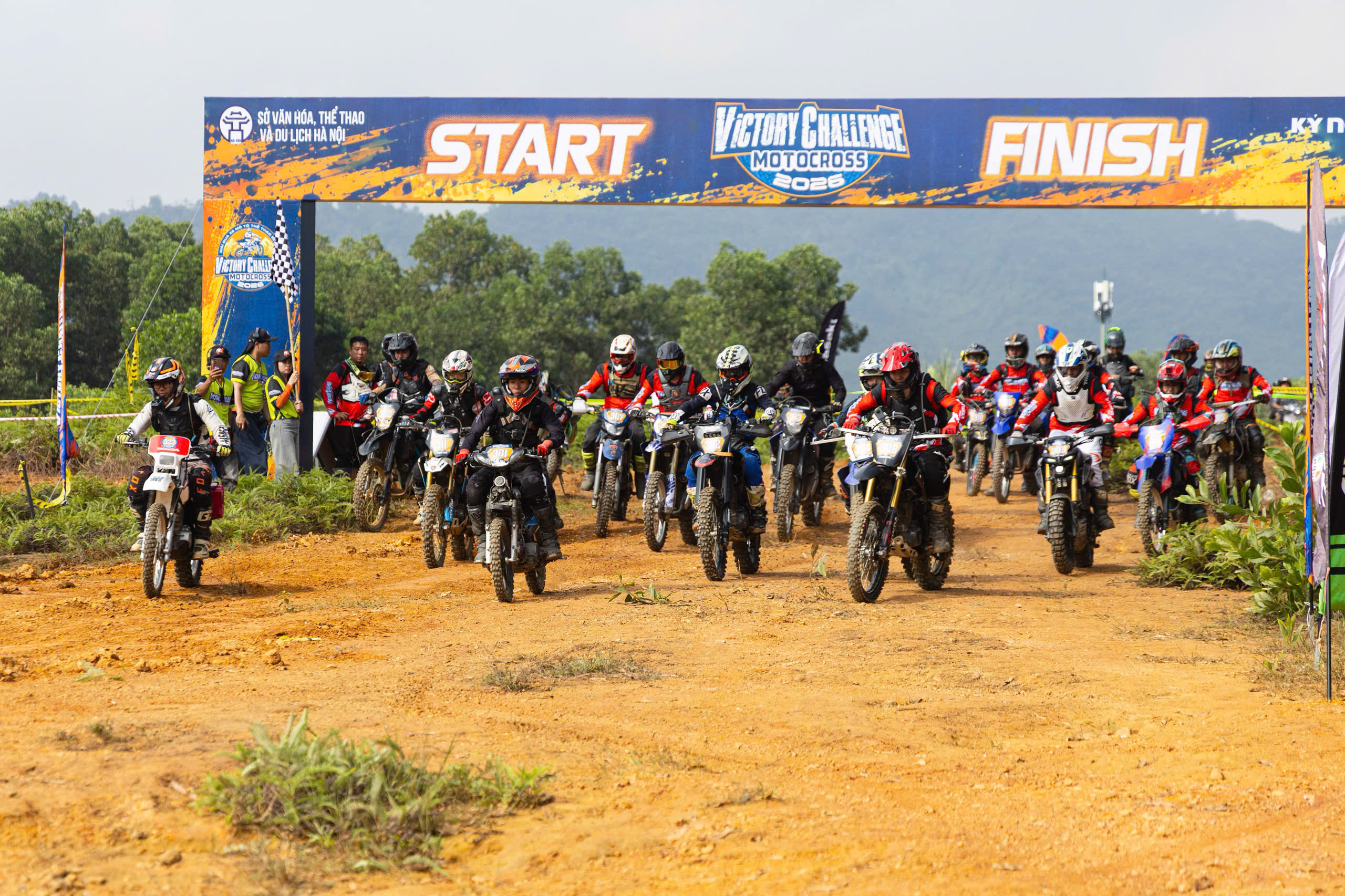Các tay đua chinh phục địa hình kỹ thuật tại Victory Challenge Motocross 2026