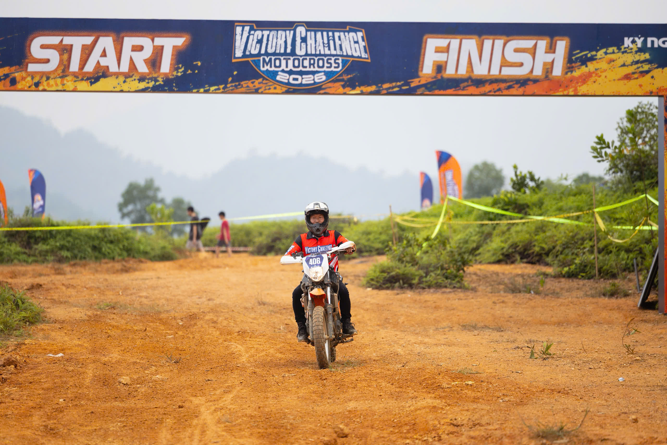 Ông Đoàn Kiểu Dũng – Chủ tịch HĐQT Kỷ Nguyên Group hào hứng chinh phục bài thi địa hình tại Victory Challenge Motocross 2026