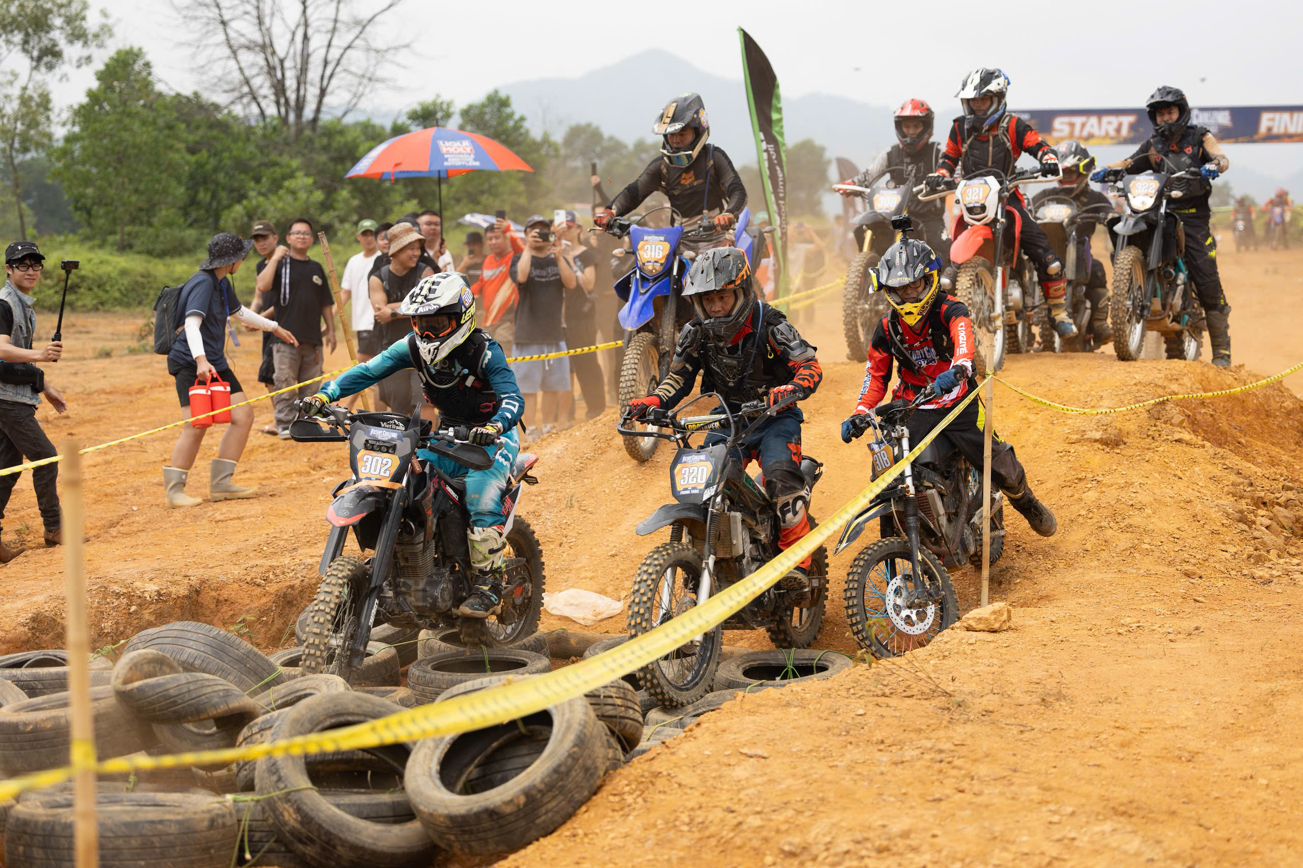 Các tay đua chinh phục địa hình kỹ thuật tại Victory Challenge Motocross 2026