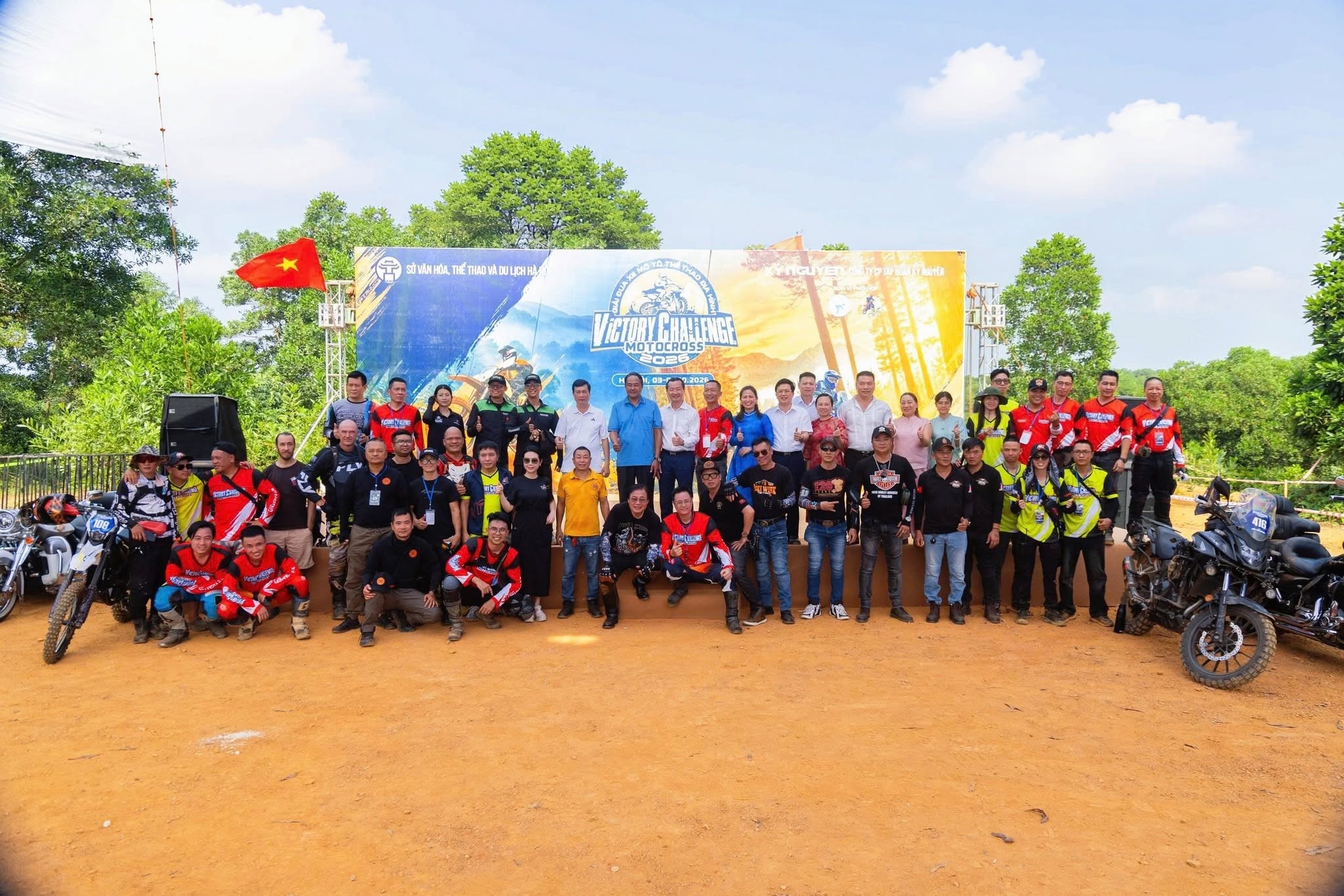 Ban Tổ chức, nhà tài trợ và các vận động viên lưu giữ khoảnh khắc đáng nhớ tại Victory Challenge Motocross 2026